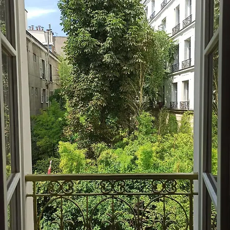 Guest house D'hotes Calmes Sur Jardin Batignolles 4*